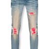 Amicci Jeans Monza Blue/Pink. Deze broek is van het merk Amicci. De broek heeft een normale pasvorm. De. broek heeft twee steekzakken aan de voorkant en twee steekzakken aan de achterkant. Het patroon van de broek is gebleekt en de broek heeft een ripped look met een rode binnenwerk.